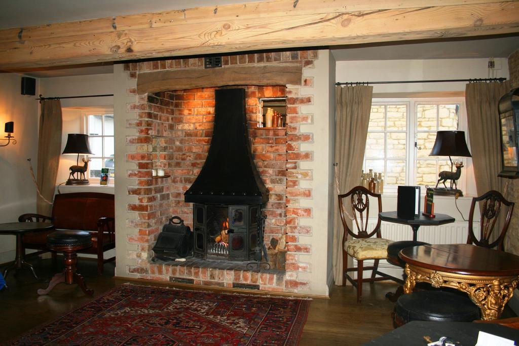 Queens Head Inn Nassington Extérieur photo